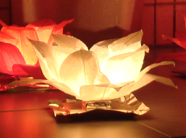 Цветок лотоса оригами - красивый цветок, сделанный из бумаги.